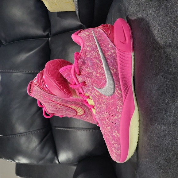 Nike Lebron 21 "The World Is Your Oyster" - Picture 1 of 8